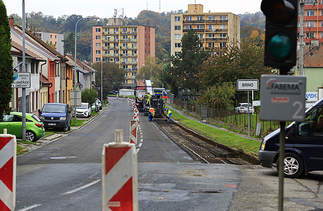 Dusno kvůli uzavírce. K objížďce postavili místní zábrany, autobus neprojede