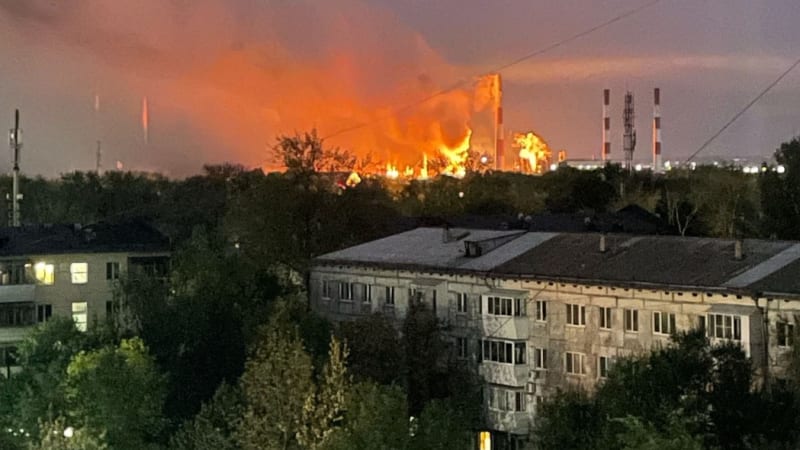 Zásah ropného srdce Ruska: Hoří rafinerie v Saratově. Ukrajina čelila smrtelným útokům