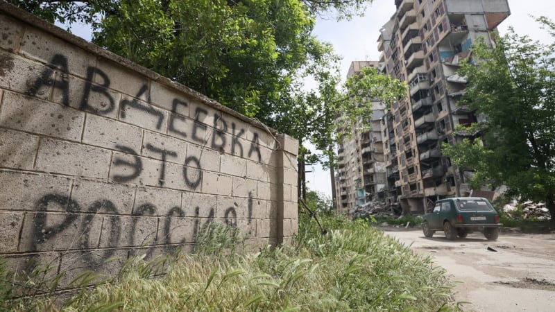 Avdijivka je Rusko, hlásají billboardy před vstupem do města. Zůstaly z něj trosky