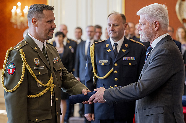 Brigádní generál Hyťha přišel po incidentu v baru o bezpečnostní prověrku