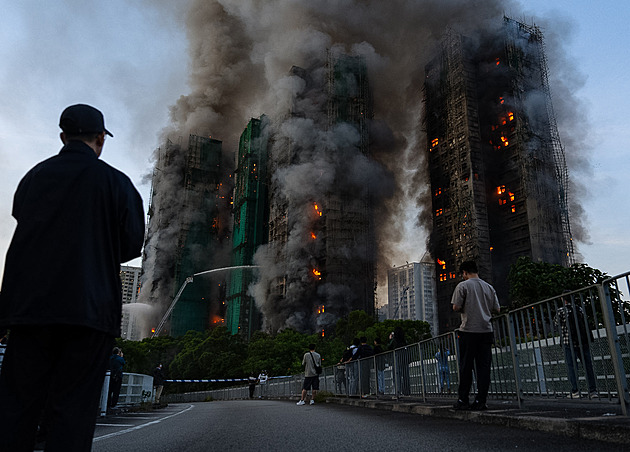 Tragická bilance požáru v Hongkongu dál roste. Obětí je už přes 140