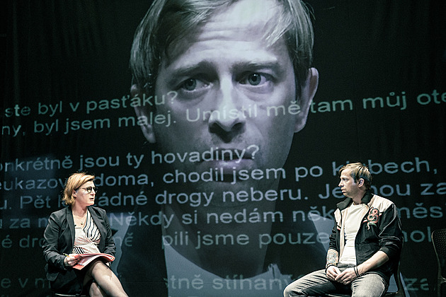 RECENZE: Dejvické divadlo s jiným šéfem na jiném místě. Novou éru zahájili Fackou