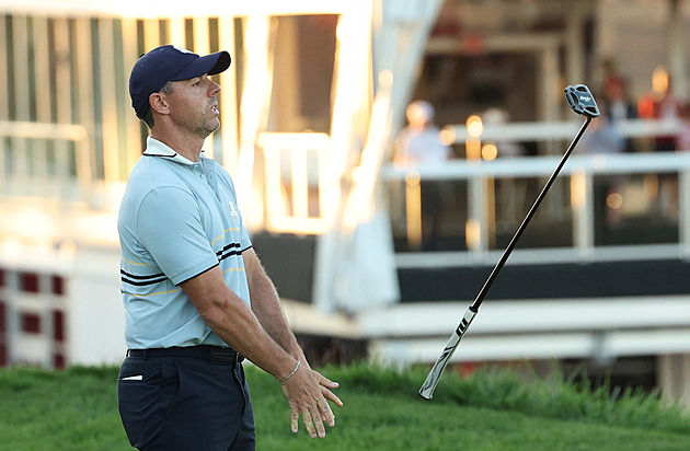 Dvojitá pohroma! McIlroy našel na turnaji míček pod slupkou od banánu