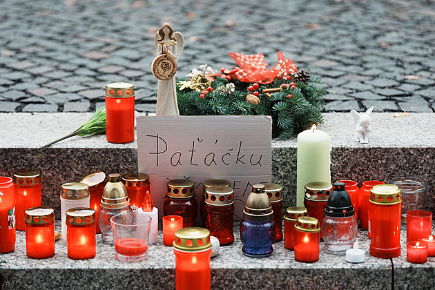 Pietní místo pro Hezuckého u rádia se plní vzkazy. Byl jsi můj svět, loučí se manželka