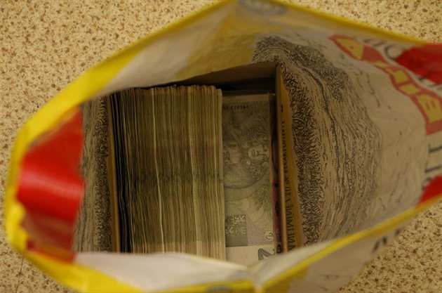 Senior zapomněl v nákupním vozíku tašku s milionem, nálezkyně ji odevzdala