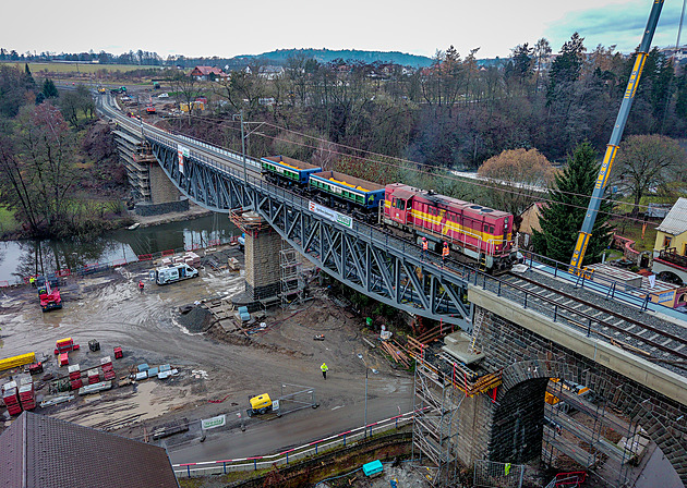 Nový most přes Lužnici testoval Kocour, vlaky se na Bechyňku vrátí o víkendu