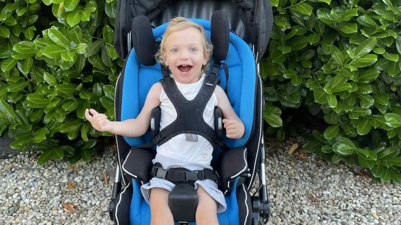 Tříletý Vojta je v těle kojence: Nechodí, sám se nenají. Rodina prosí o pomoc