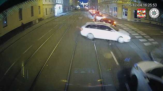 Nebezpečný manévr. Auto zkřížilo cestu tramvaji, uvnitř se zranila seniorka