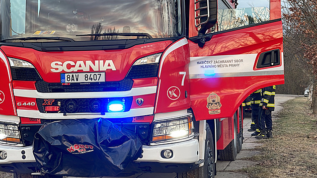 Hasiči museli u požáru v Kamenici evakuovat 33 lidí, jedna žena je vážně zraněná