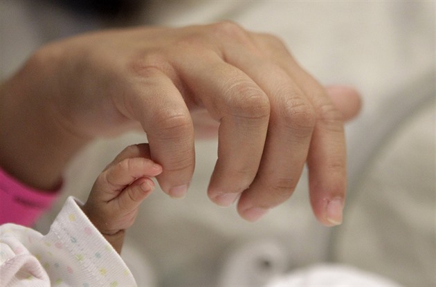 Maminky budou moci využít pomoc porodních asistentek, přijdou za nimi domů