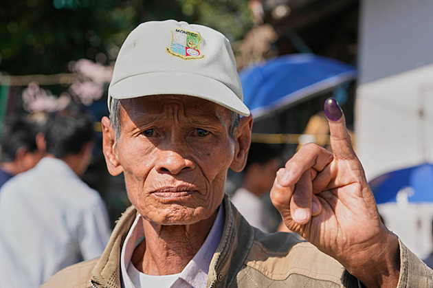 V Barmě volili v prvních volbách od vojenského puče, účast byla nižší než dřív