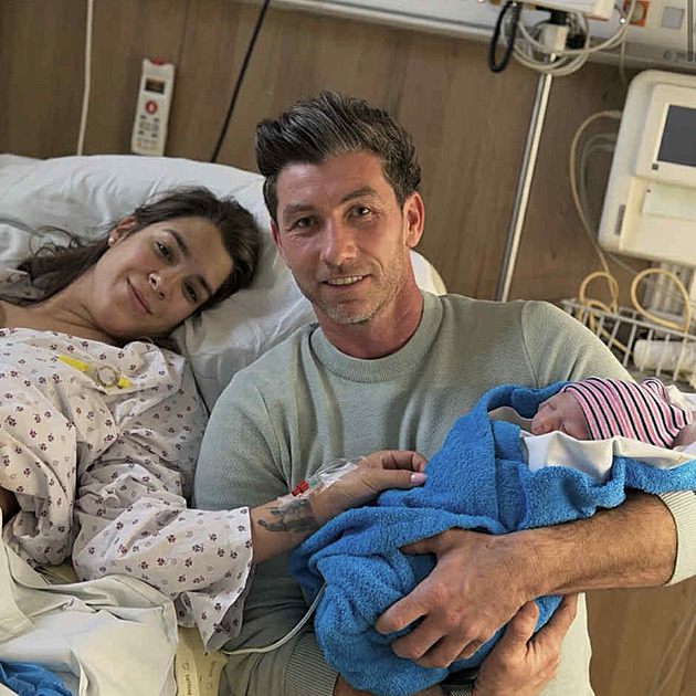 Miminko pod stromečkem. Pár českých olympioniků přivítal na Štědrý den syna