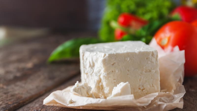 Dva řetězce stahují v Česku z pultů oblíbený sýr: Obsahuje nebezpečnou listerii