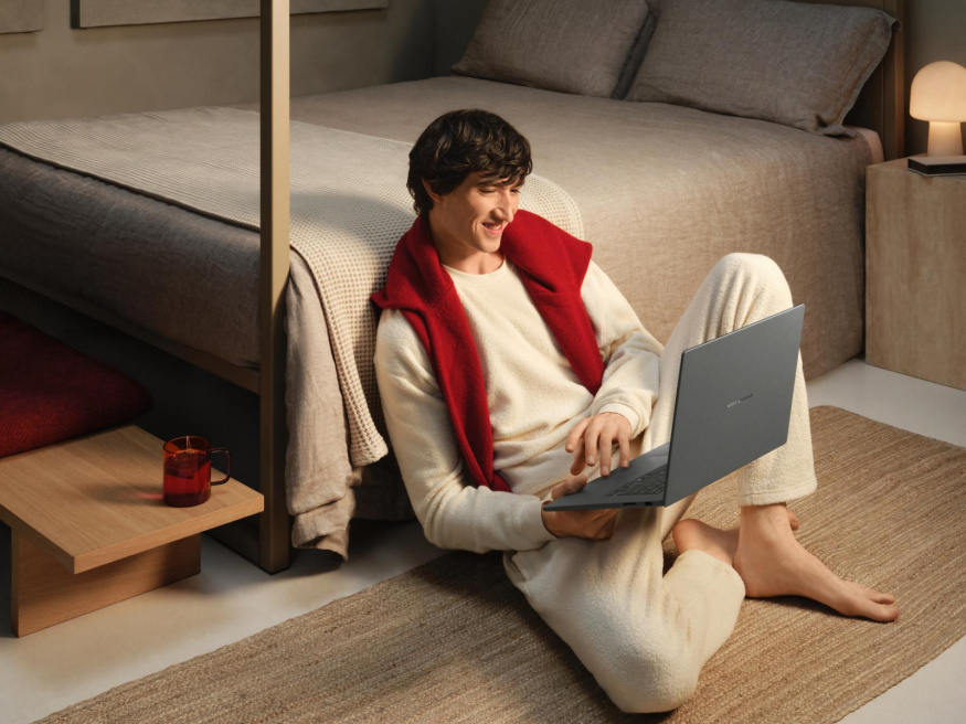 Lehký jako peříčko, silný jako buldozer. Asus Zenbook A16 váží pouze 1,2 kg