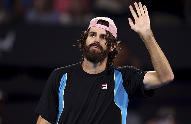 Co dělat, když je soupeř o 41 centimetrů vyšší? Australan si na obra pomohl židlí