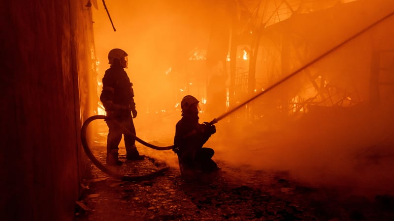 Záběry ukrajinské trefy: Ruský sklad ropy po útoku dronů zachvátily plameny