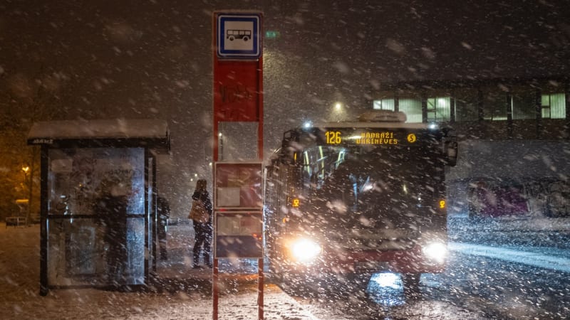 Vysoký stupeň nebezpečí: Silné sněžení zasáhlo Česko, platí zpřísněná výstraha