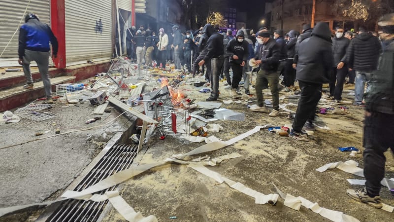 Budovy v plamenech, desítky obětí. Írán viní z nepokojů USA, Trump vyzývá režim k odchodu