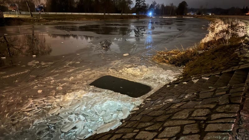 Utopení nezletilé dívky ve Vltavě: Policie věc vyšetřuje, na místě se našla lahev alkoholu