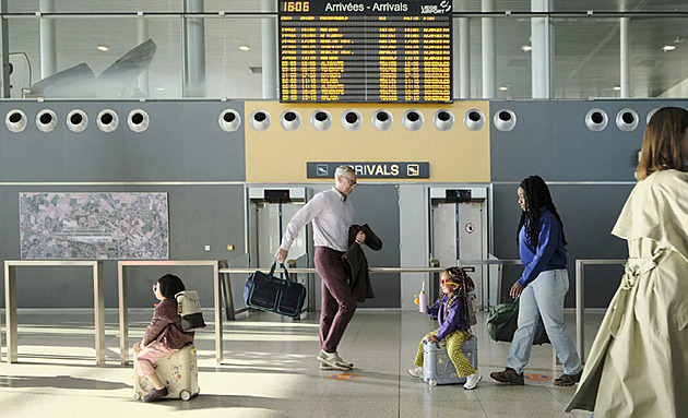 Pozor, jedu. Děti na pojízdných kufrech a koloběžkách křižují letiště. Ne všem se to líbí