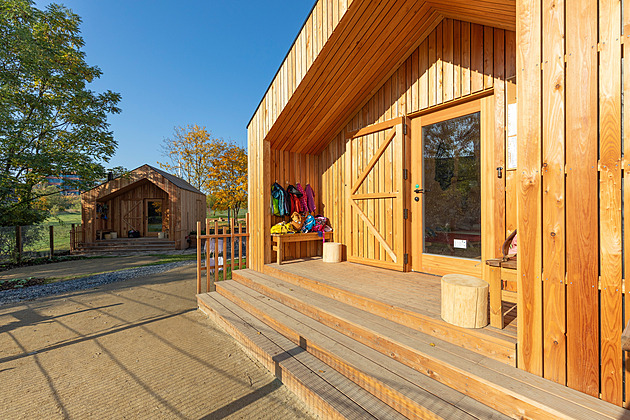 Jídelna, ložnice i WC v městské divočině. Žižkov má novou lesní školku