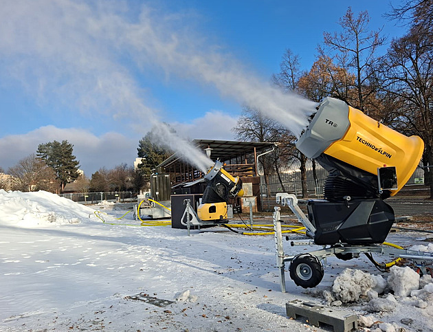 Děla chrlí sníh, staví se sjezdovka. V Budějovicích chystají olympijský festival