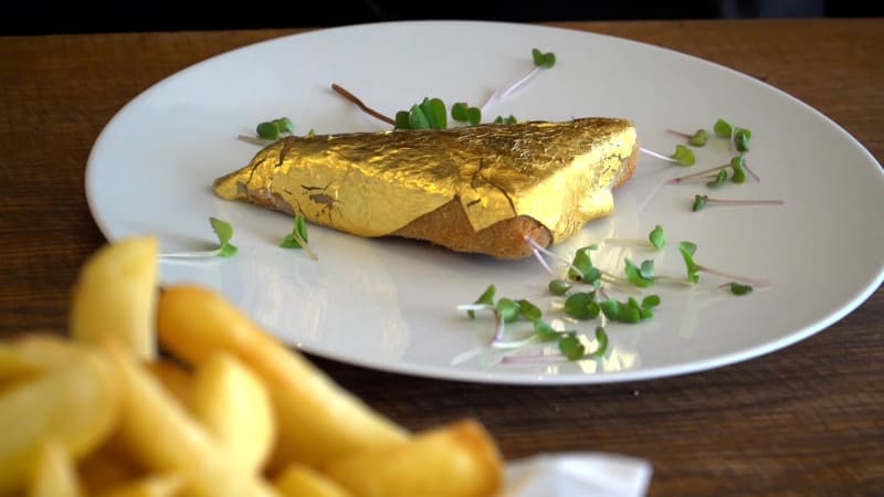 Smažený sýr za 1 500 korun. Na Šumavě ho potáhli zlatem, chtějí odradit jeden typ zákazníků