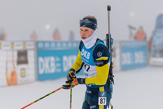 Zmatek na střelnici. Švédský biatlonista zuřil, soupeř trefoval jeho terče
