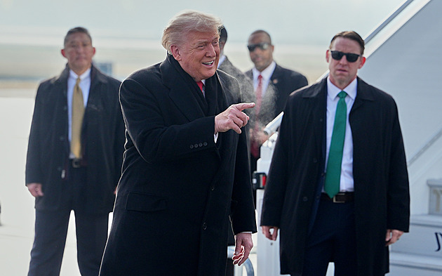 Trump se zpožděním dorazil do Švýcarska. V Davosu pronese očekávaný projev