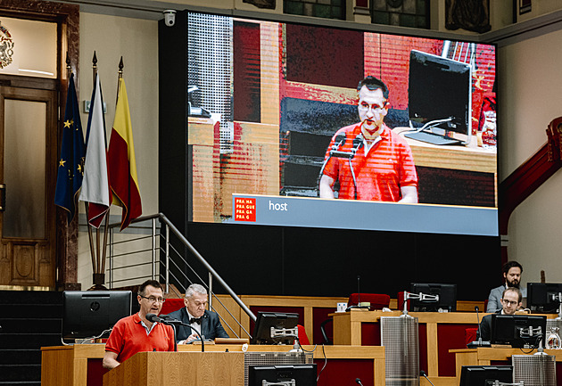 Elektroauta za miliony jsou ekonomická sebevražda, říká taxikář. Protestovat přišel sám