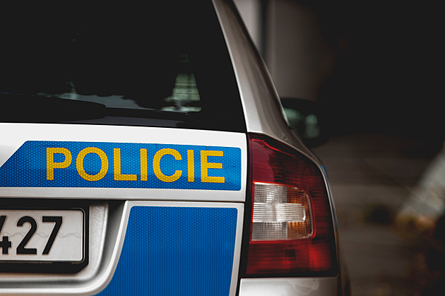 Omezený provoz na nádraží Zličín. Pyrotechnik kontroluje podezřelé zavazadlo