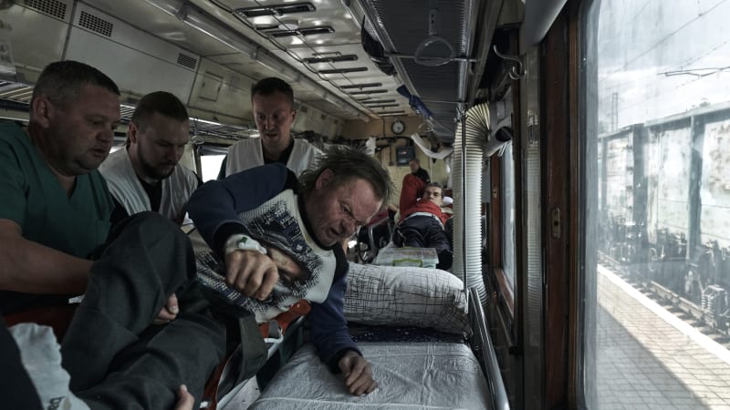 Rusové zaútočili na vlak plný lidí: Vagon pohltily plameny. Uvnitř bylo 291 cestujících