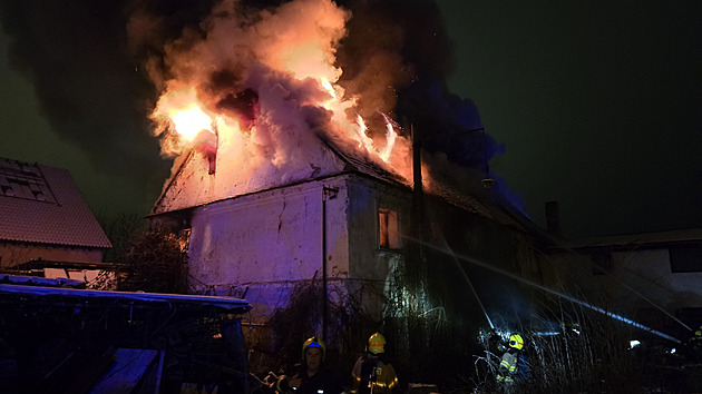 Požár zachvátil rodinný dům v Praze. Hasiči následně nalezli munici i mrtvolu