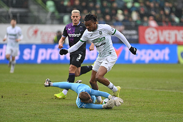 ONLINE: Karviná - Slavia 0:1, domácí šance nevyužili, po standardce je trestá Chorý