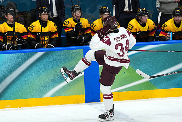 Parádní otočka Lotyšů, Němce srazili Tralmaks a Krastenbergs. Večer hrají USA