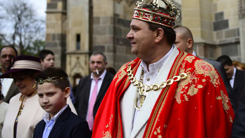 Košice se loučí s romským králem. Róberta I. vezli na jeho poslední cestě koně dovezení z Česka