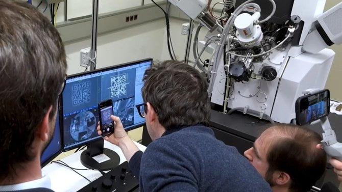 Vídenští vědci vytvořili QR kód menší než bakterie. Na papír A4 by se díky němu vešly až 2 TB dat