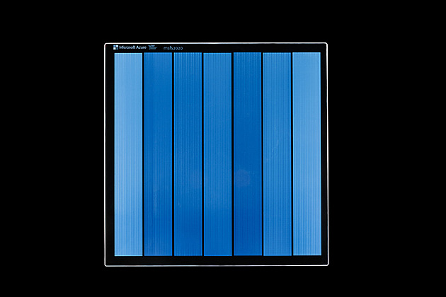 Microsoft ukázal skleněnou destičku. Má udržet 5 TB dat deset tisíc let