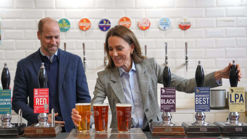 William s Kate čepovali v Londýně pivo a krájeli sýr. Popsali svůj vztah k alkoholu