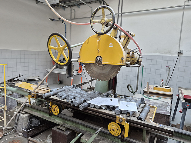 Vyvrtat, nařezat a maximálně zatížit. Laboratoř testuje horniny z Dukovan