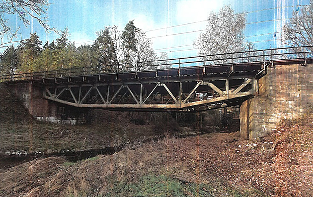 Železniční most bude sloužit chodcům a cyklistům, má spojit divadlo a kostel