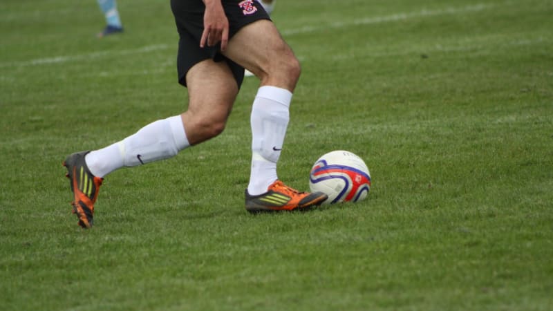 Skandál kvůli korupci ve fotbale: Žalobci chtějí vazbu pro pět lidí, zbytek propustili