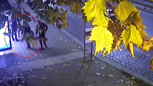 Surový útok na zastávce v Praze. Muž zlomil napadenému čelist