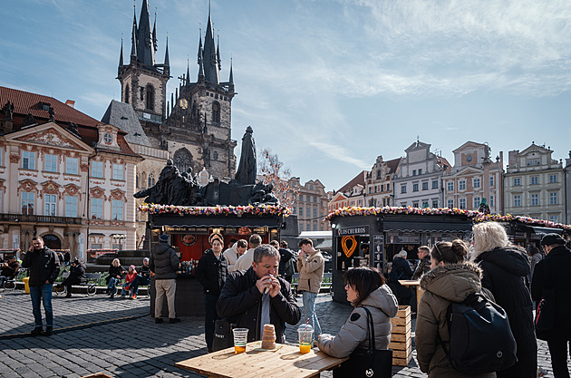 Zelené pivo, gospel i „Goťák“. Velikonoční trhy v Praze místy vsází na exotiku