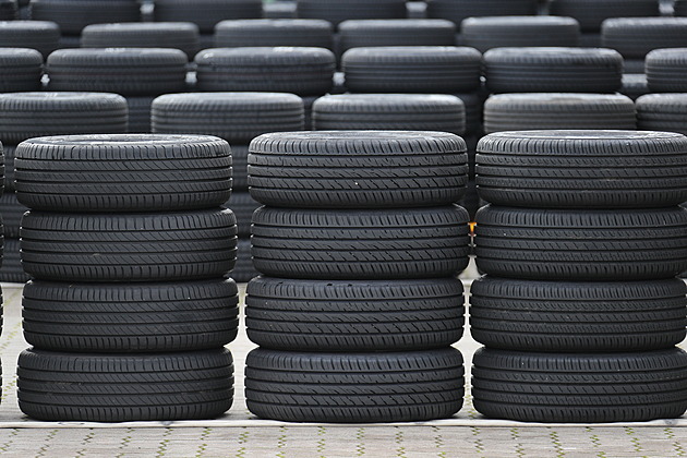 Ceny letních pneu mírně klesly, nové obutí vyjde na deset tisíc