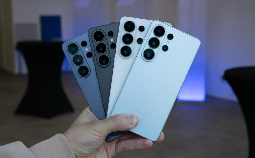 Děláte to také? Většina lidí přiznává, že kouká cizím lidem na displej