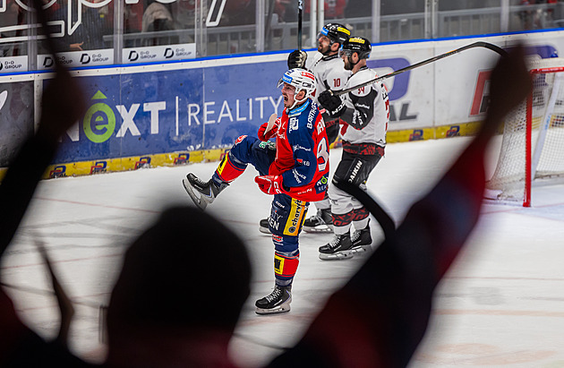 ONLINE: Pardubice zválcovaly Spartu, gól daly i v oslabení. Třinec vede nad Vary