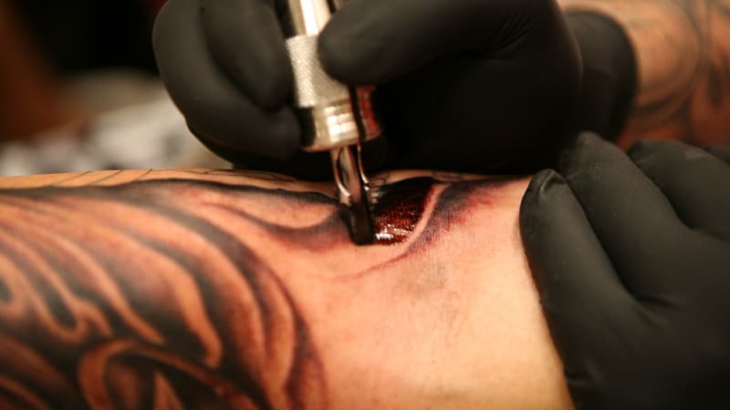 Tetování může přivodit slepotu, vyplývá ze studie. Silný imunitní systém paradoxně škodí