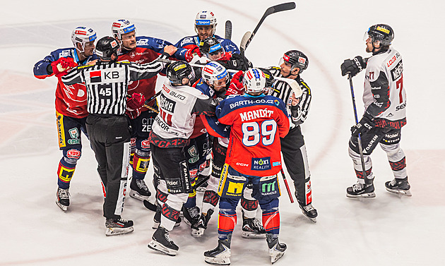 ONLINE: Řepík vystřelil Spartě výhru v Pardubicích, Třinec dramatizuje duel s Vary