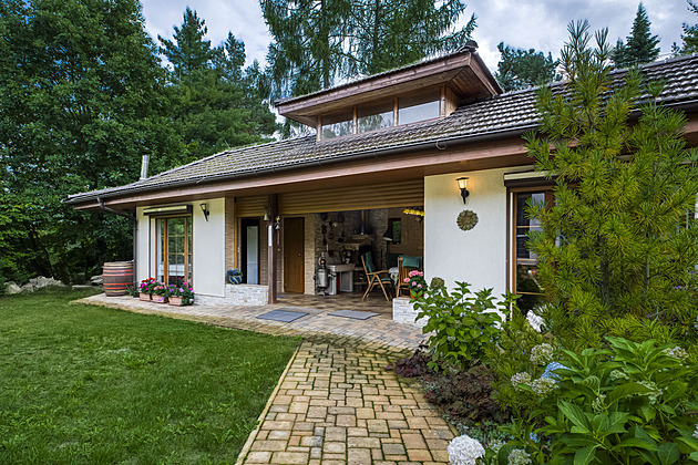 Zapomeňte na bazén. K parádní rezidenci u Mukařova patří vlastní lom plný ryb